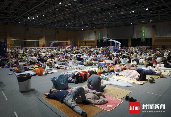 普患配资 探访广东珠海台风避难所：安置近2000名建筑工人 有空调有盒饭